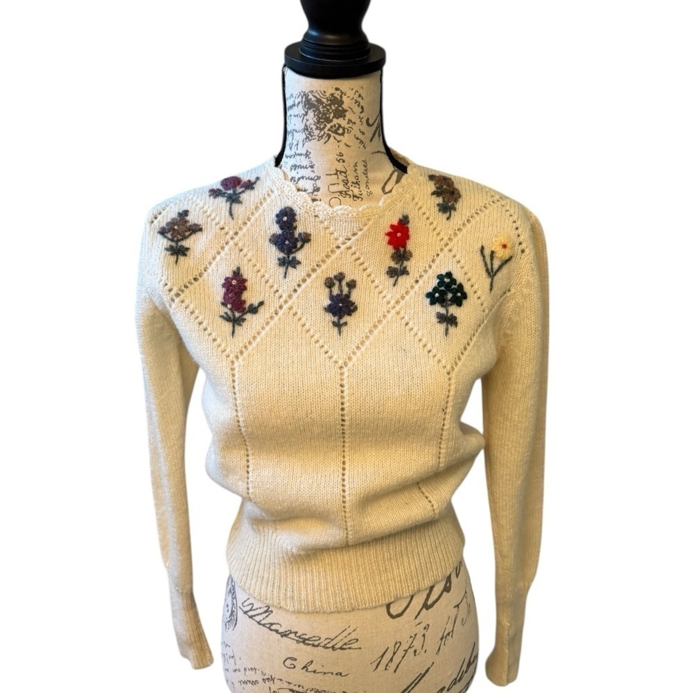 VINTAGE Woolrich Floral Embroidered Cream Sweater